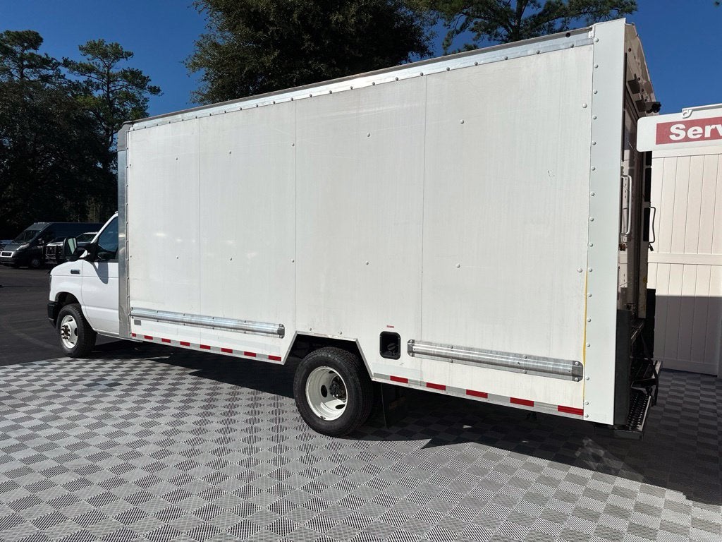 2022 Ford E-350SD Base Cutaway