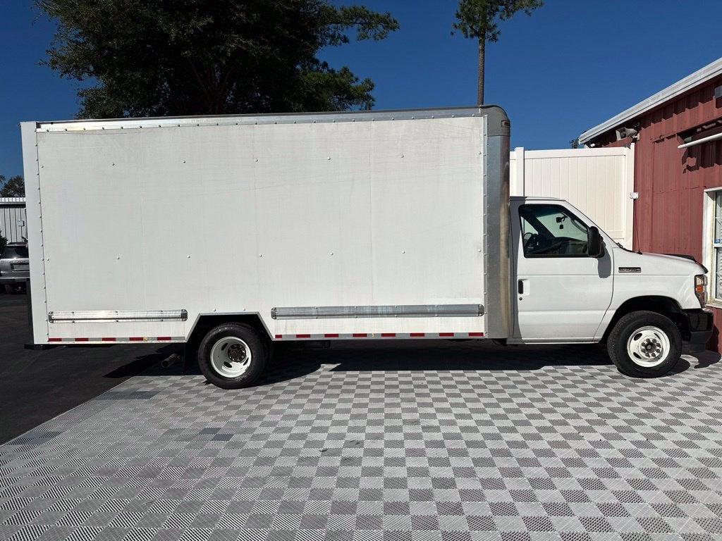 2022 Ford E-350SD Base Cutaway