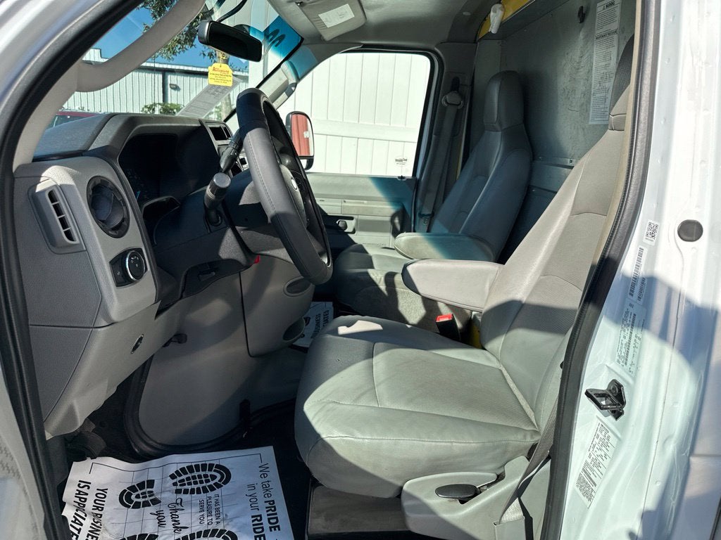 2022 Ford E-350SD Base Cutaway