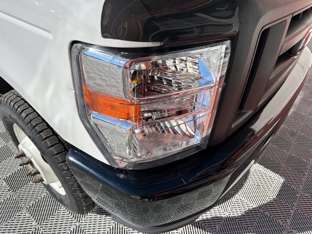 2022 Ford E-350SD Base Cutaway
