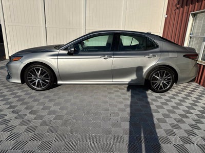 2022 Toyota Camry Hybrid XLE