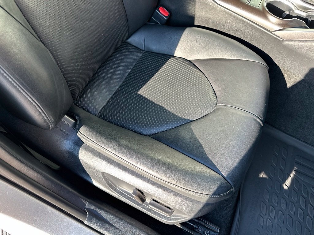 2022 Toyota Camry Hybrid XLE