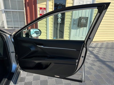 2022 Toyota Camry Hybrid XLE