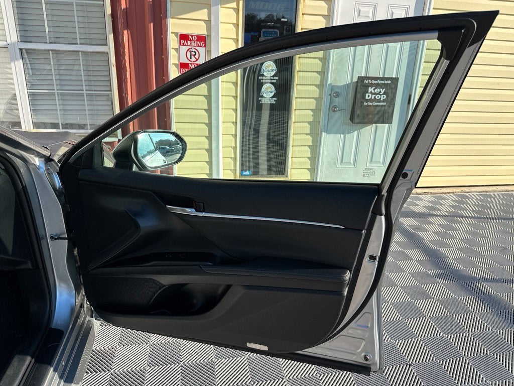 2022 Toyota Camry Hybrid XLE