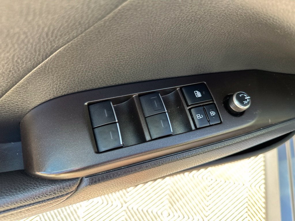 2022 Toyota Camry Hybrid XLE