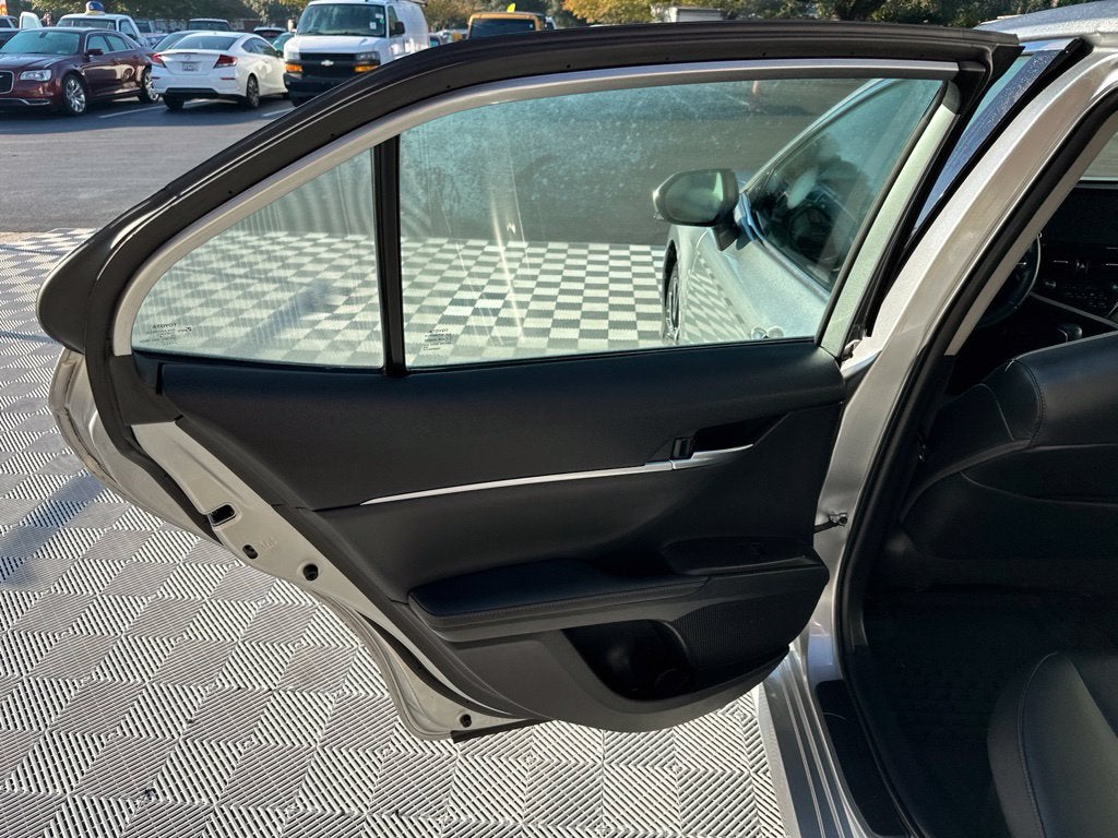 2022 Toyota Camry Hybrid XLE
