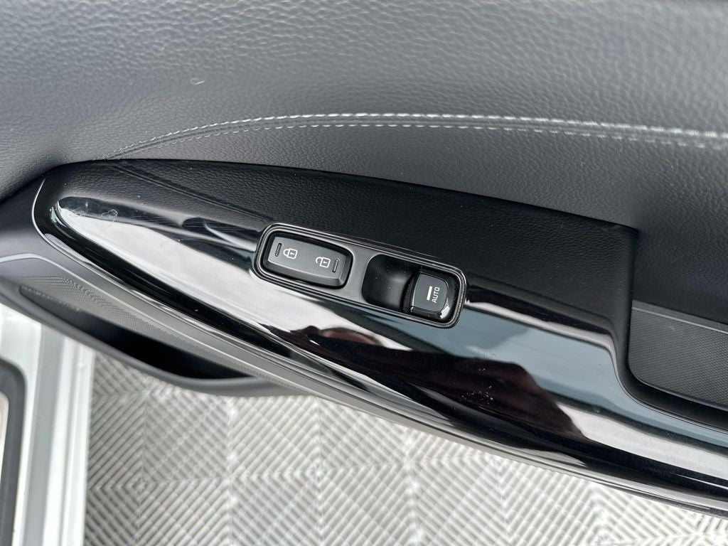 2017 Kia Cadenza Technology