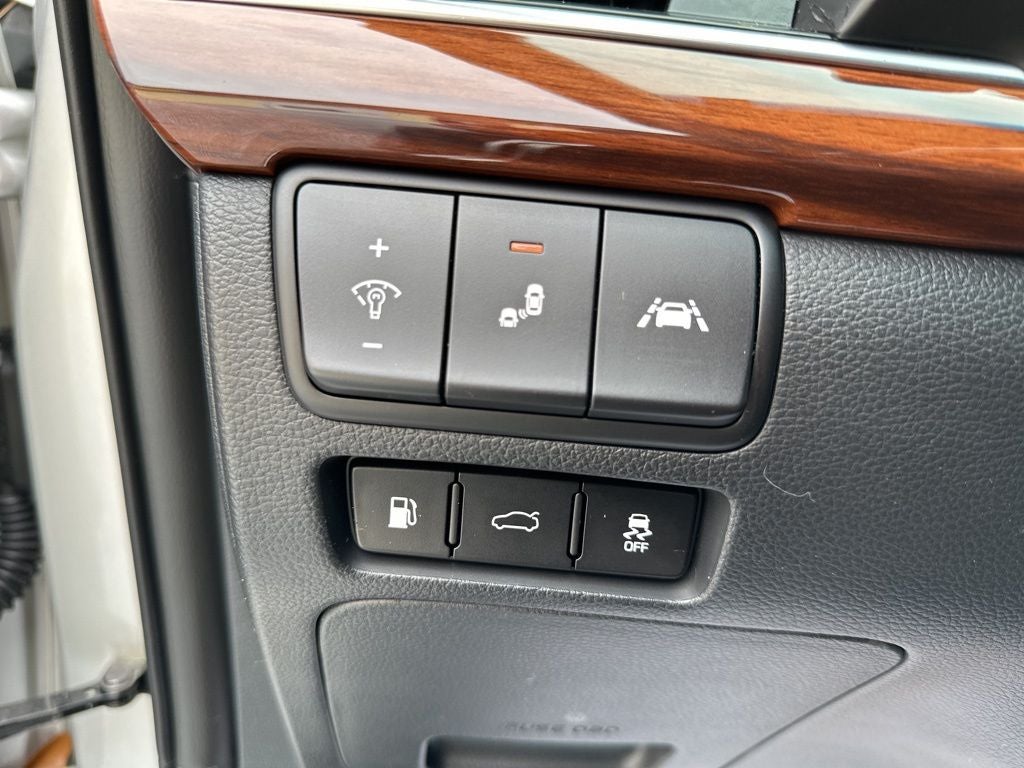 2017 Kia Cadenza Technology