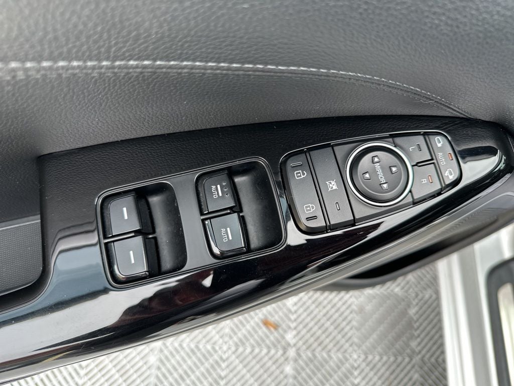 2017 Kia Cadenza Technology