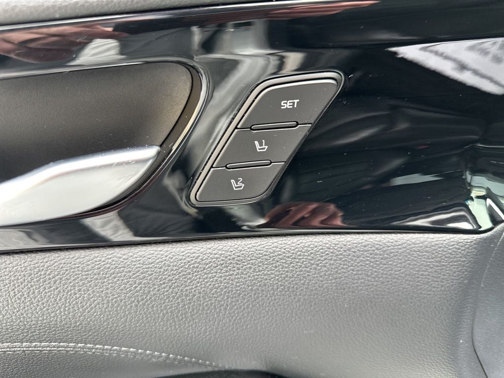 2017 Kia Cadenza Technology