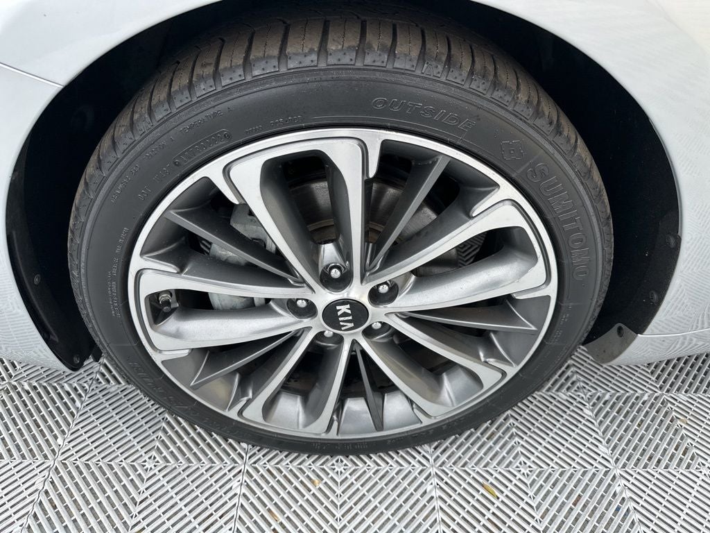 2017 Kia Cadenza Technology