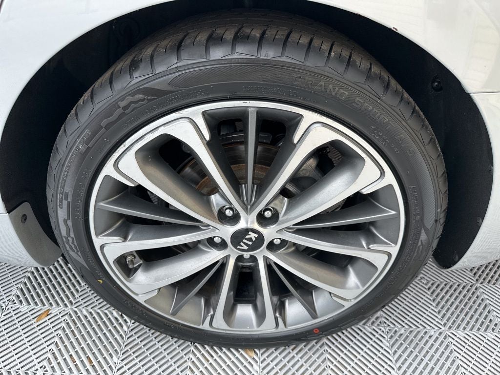 2017 Kia Cadenza Technology