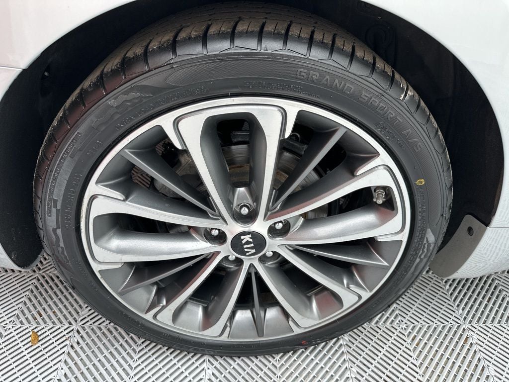 2017 Kia Cadenza Technology